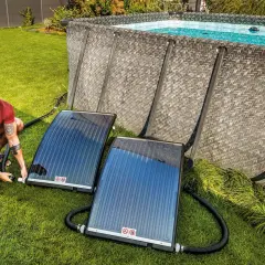 Man kopplar solceller till poolen för att värma upp vattnet.
