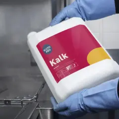 Hjälpmedel för att avkalka diskmaskin. En person i blå handskar håller en vit behållare med texten "Kalk" och "Descale".