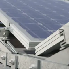 När en svea solar problem uppstår, kan det vara en utmaning att felsöka. Bilden visar en närbild på solpaneler monterade på ett tak, med synliga kablar och fästen.