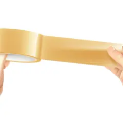 Två händer håller i en rulle brun tejp, redo att tejpa eller ta bort tejprester.