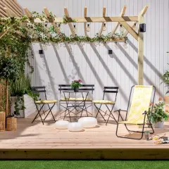 En mysig uteplats med pergola, möbler och växter. Perfekt för att bygga insynsskydd och njuta av sommaren.