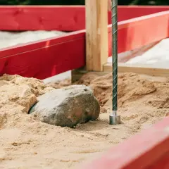 En sten i sandlådan hindrar markskruv nackdel.