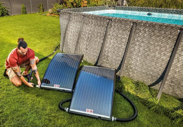 Man kopplar solceller till poolen för att värma upp vattnet.
