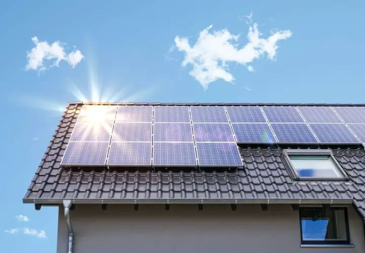 Solpaneler på ett tak. Även om solenergi är bra, finns det nackdelar med solenergi som kan påverka dess effektivitet, som molnighet.
