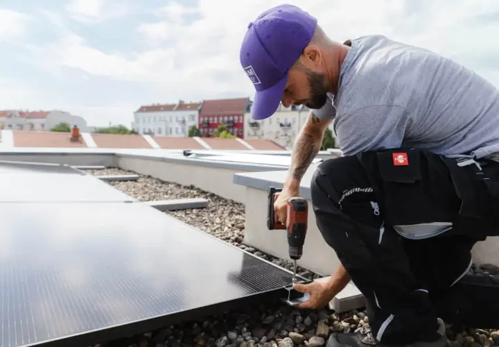 Installatör fäster solceller på taket. Rätt solceller riktning är avgörande för maximal energiproduktion.