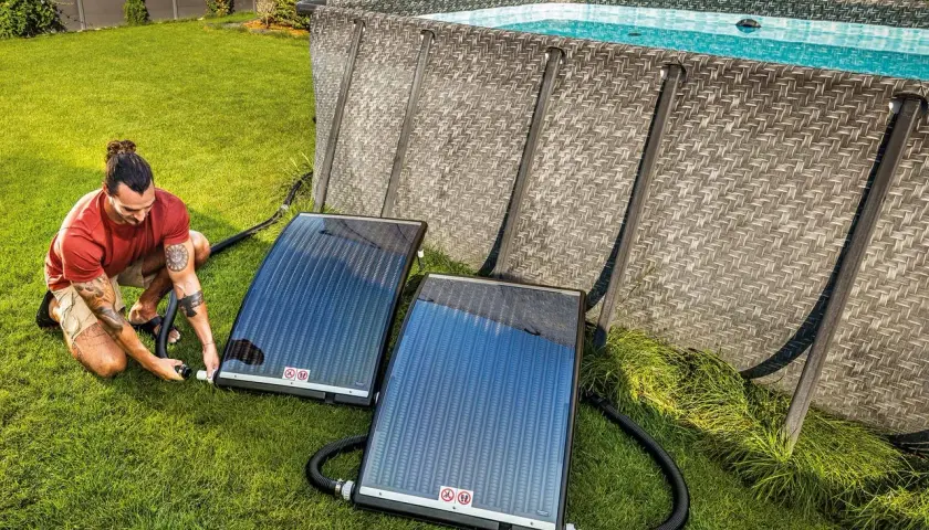 Man kopplar solceller till poolen för att värma upp vattnet.