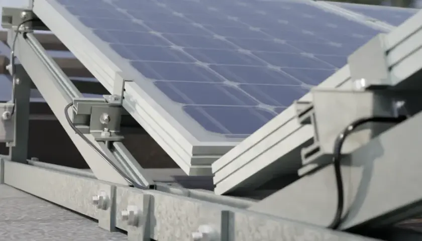 När en svea solar problem uppstår, kan det vara en utmaning att felsöka. Bilden visar en närbild på solpaneler monterade på ett tak, med synliga kablar och fästen.