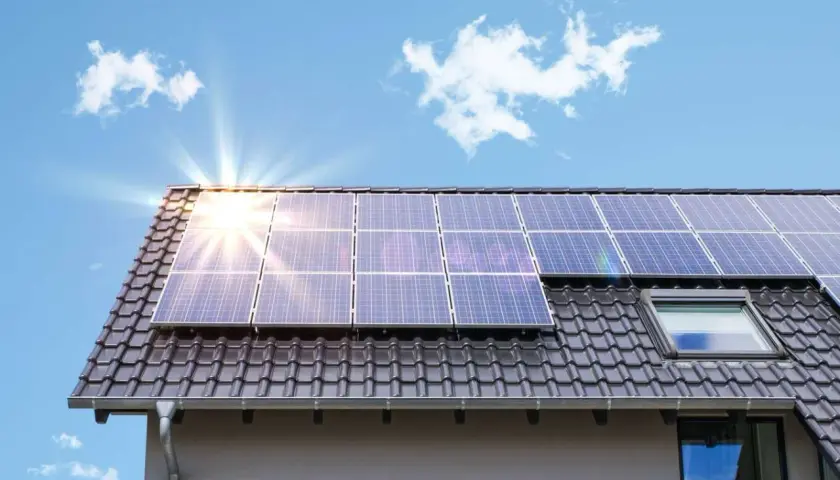 Solpaneler på ett tak. Även om solenergi är bra, finns det nackdelar med solenergi som kan påverka dess effektivitet, som molnighet.