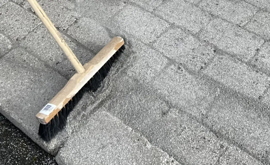 Ta bort mossa från stenplattor utan att skada fogarna