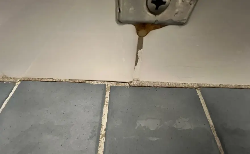 Sprickor i kakelfogar? Laga själv eller när du behöver expert.
