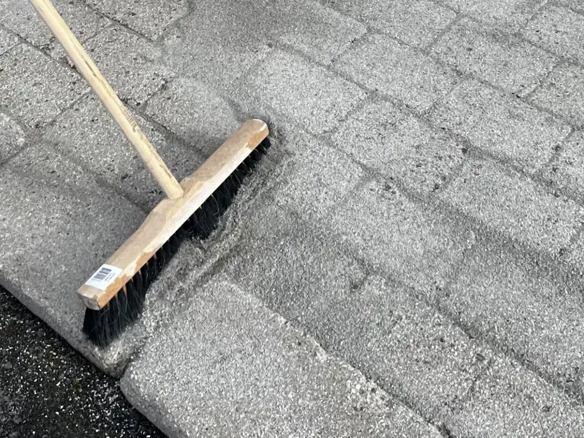 Ta bort mossa från stenplattor utan att skada fogarna