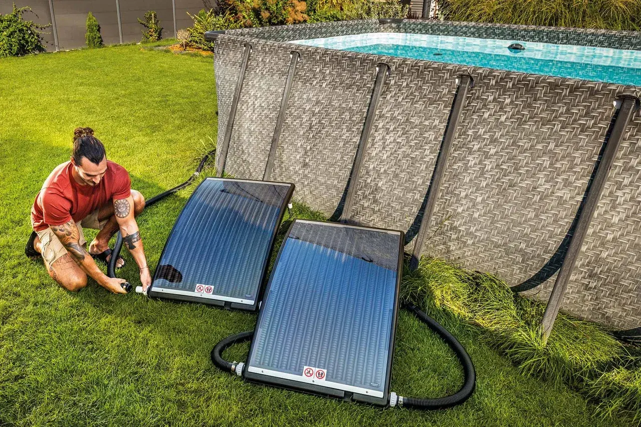 Man kopplar solceller till poolen för att värma upp vattnet.