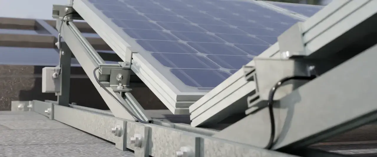 När en svea solar problem uppstår, kan det vara en utmaning att felsöka. Bilden visar en närbild på solpaneler monterade på ett tak, med synliga kablar och fästen.