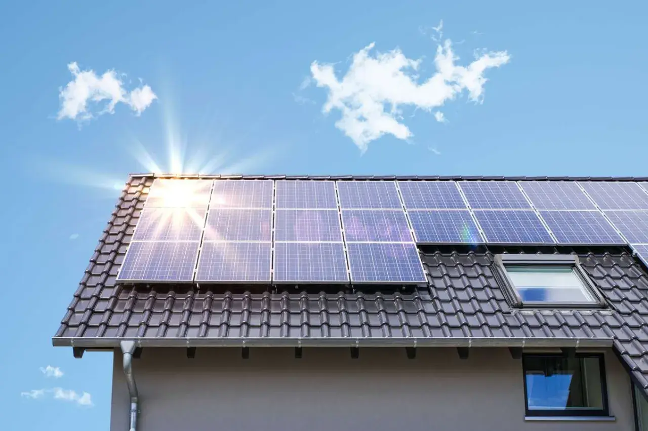 Solpaneler på ett tak. Även om solenergi är bra, finns det nackdelar med solenergi som kan påverka dess effektivitet, som molnighet.