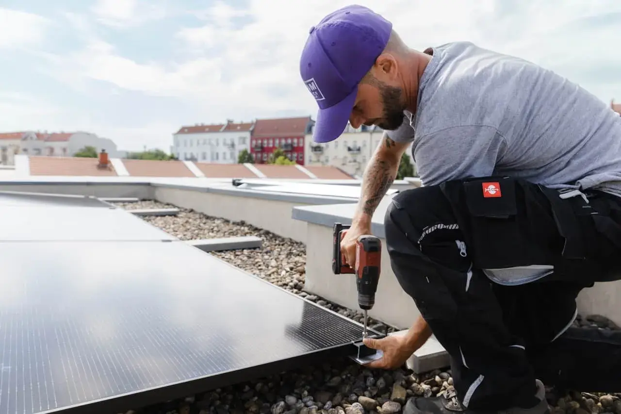 Installatör fäster solceller på taket. Rätt solceller riktning är avgörande för maximal energiproduktion.