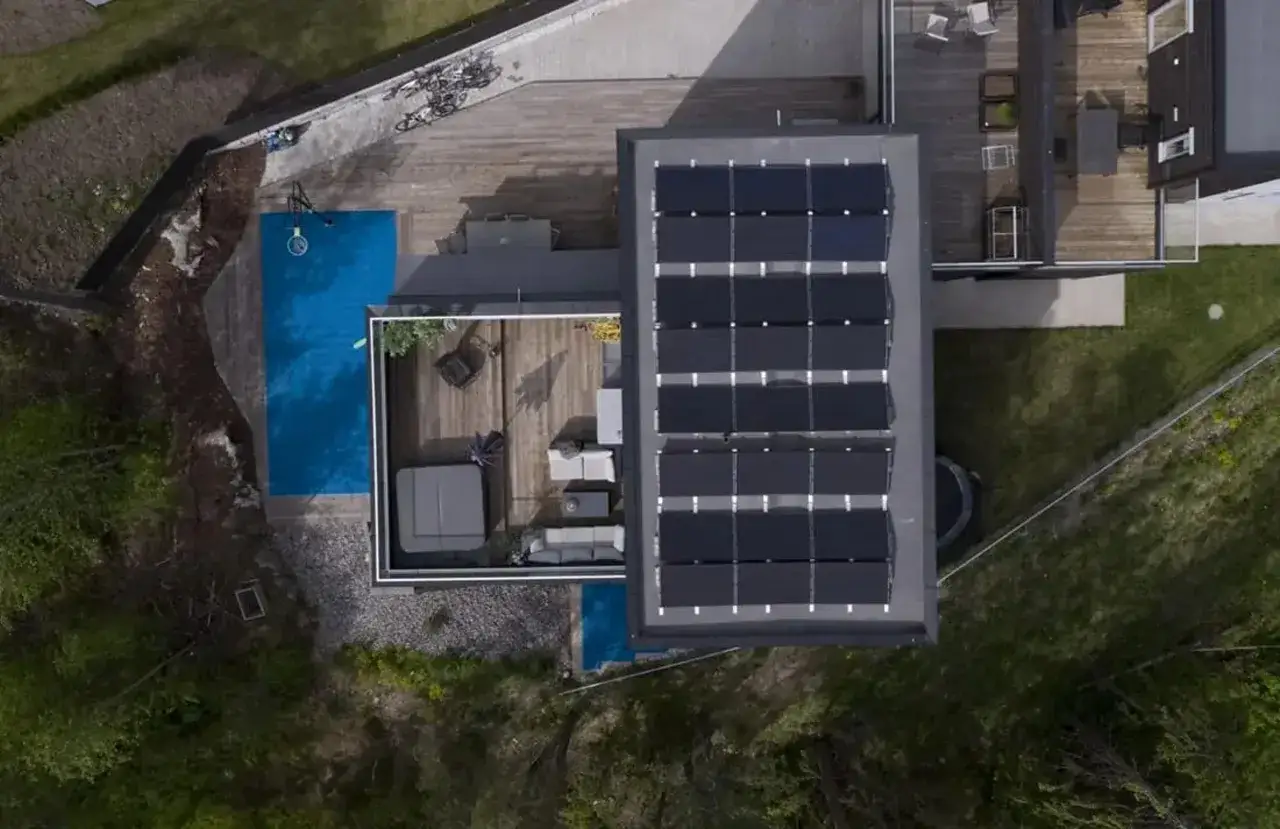Tak, solpaneler p&aring; taket ger energi, men de skymmer utsikten och kan vara en nackdel med solenergi om man vill ha fri sikt.