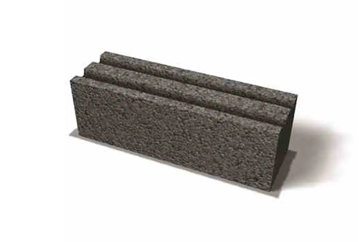 En betongsten grund med tre sp&aring;r, redo att l&auml;gga grunden f&ouml;r ditt projekt.