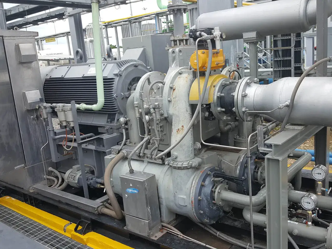 Industriell kompressor med stor motor och r&ouml;rsystem. Visar hur fungerar en kompressor i praktiken.