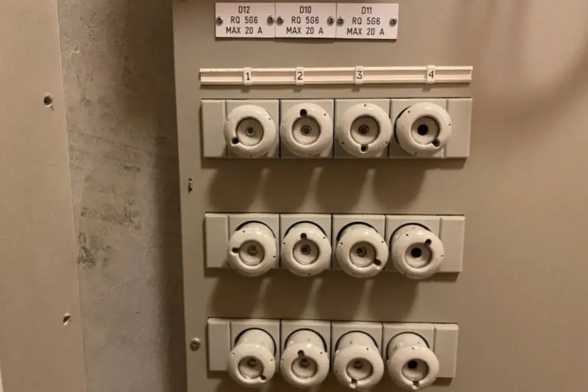 S&auml;kringssk&aring;p med flera s&auml;kringar m&auml;rkta 