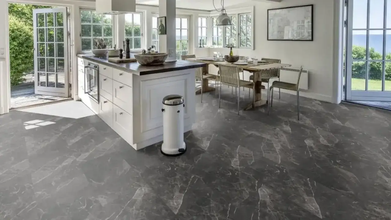 Ljust k&ouml;k med &ouml;ppen planl&ouml;sning och vacker utsikt &ouml;ver havet. Slitstarka golv i m&ouml;rk marmor ger en elegant k&auml;nsla.